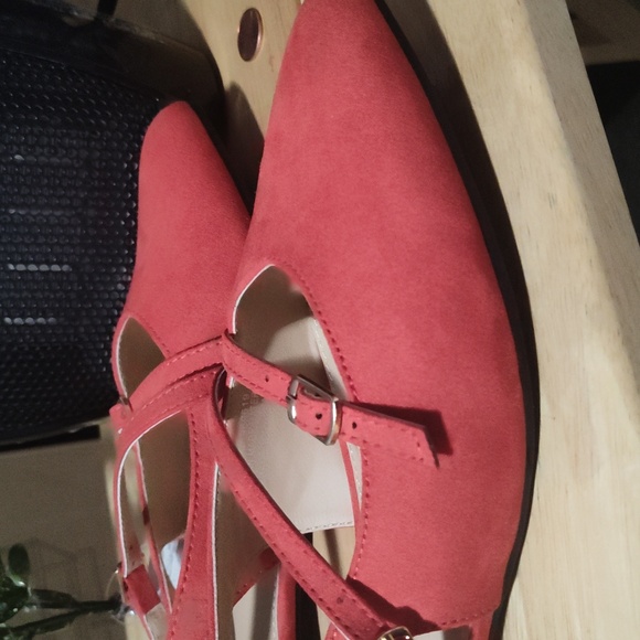 Shoes - Picture 6 of 7